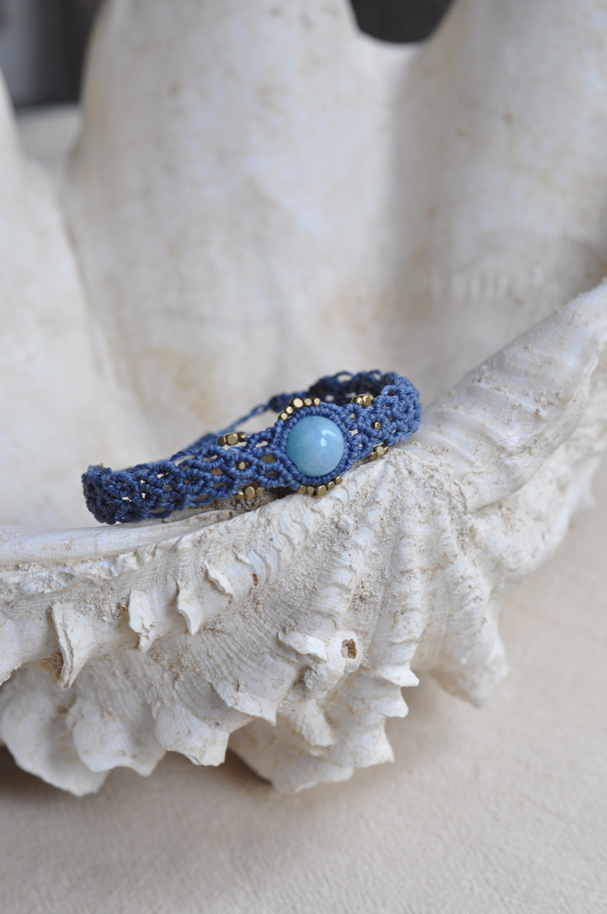 Ručno pletena ženska narukvica sa Akvamarinom