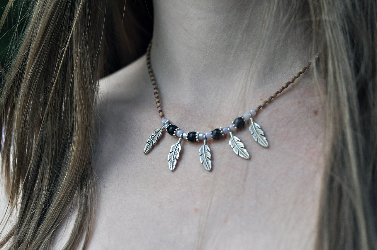 Unikatna ogrlica sa perima i svetim bosiljkom (Tulsi) - Slika 2