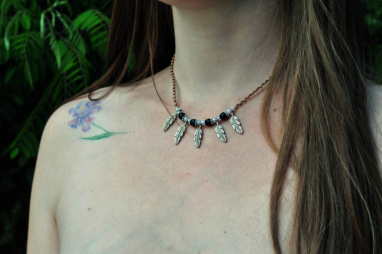 Unikatna ogrlica sa perima i svetim bosiljkom (Tulsi) - Slika 3