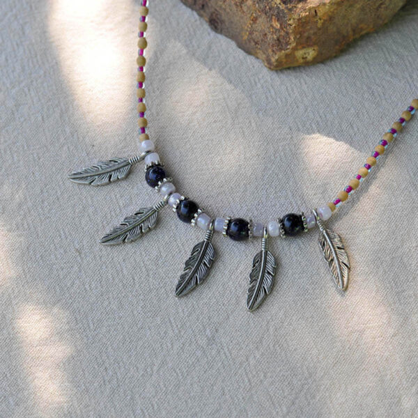 Unikatna ogrlica sa perima i svetim bosiljkom (Tulsi)