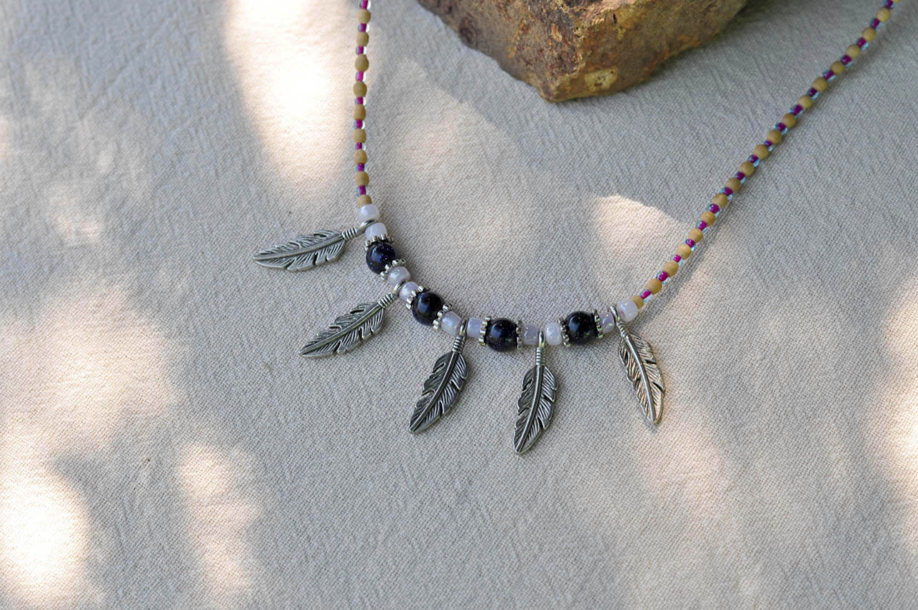 Unikatna ogrlica sa perima i svetim bosiljkom (Tulsi)