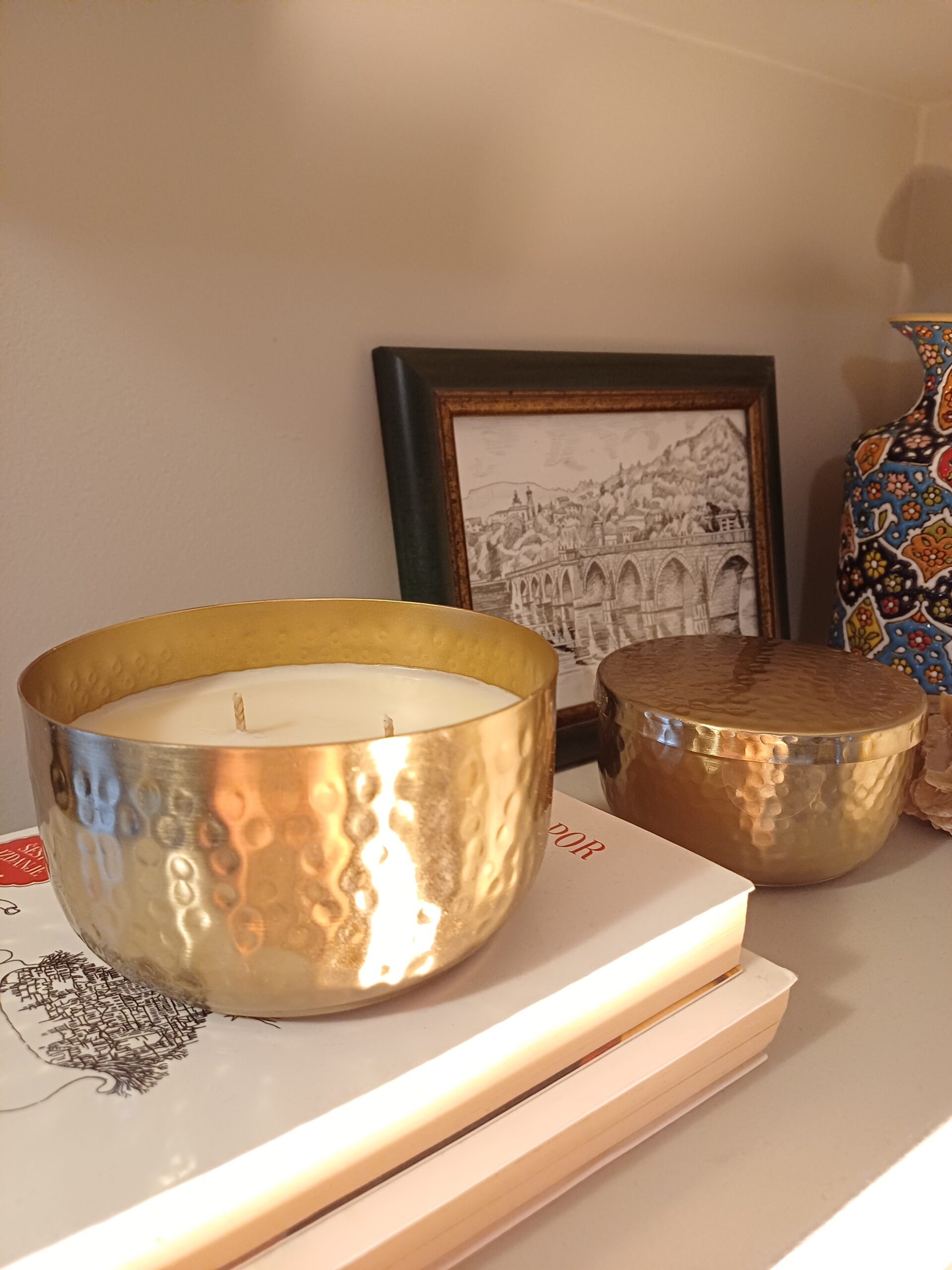 Sveća u metalnoj činiji